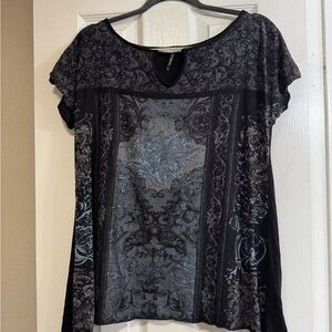 $5 SALE Skinny Minnie paisley floral top. Cap sleeves. Shark bite hem.